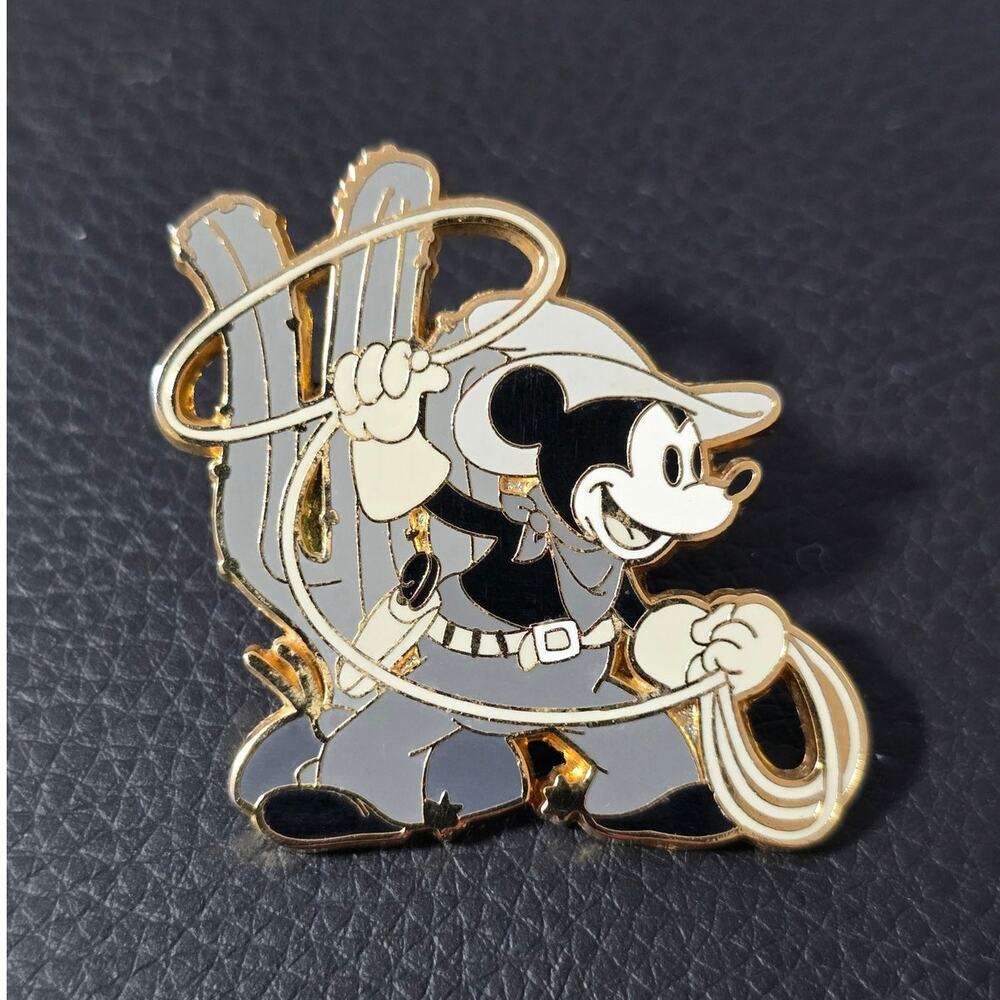 Disney Mickey Mouse Cowboy Western Lasso Gold Collectible Trading Pin